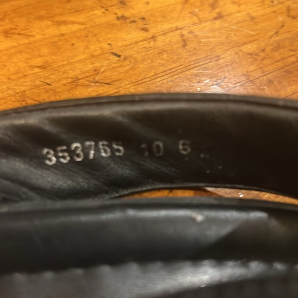 Gucci Leather Flip Flop Sandals - Picture 9 of 9